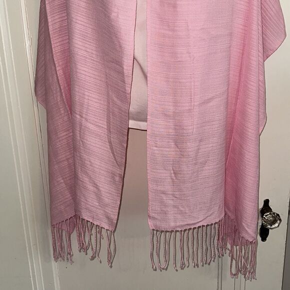Pink wrap/shawl with fringe hem - Picture 3 of 6